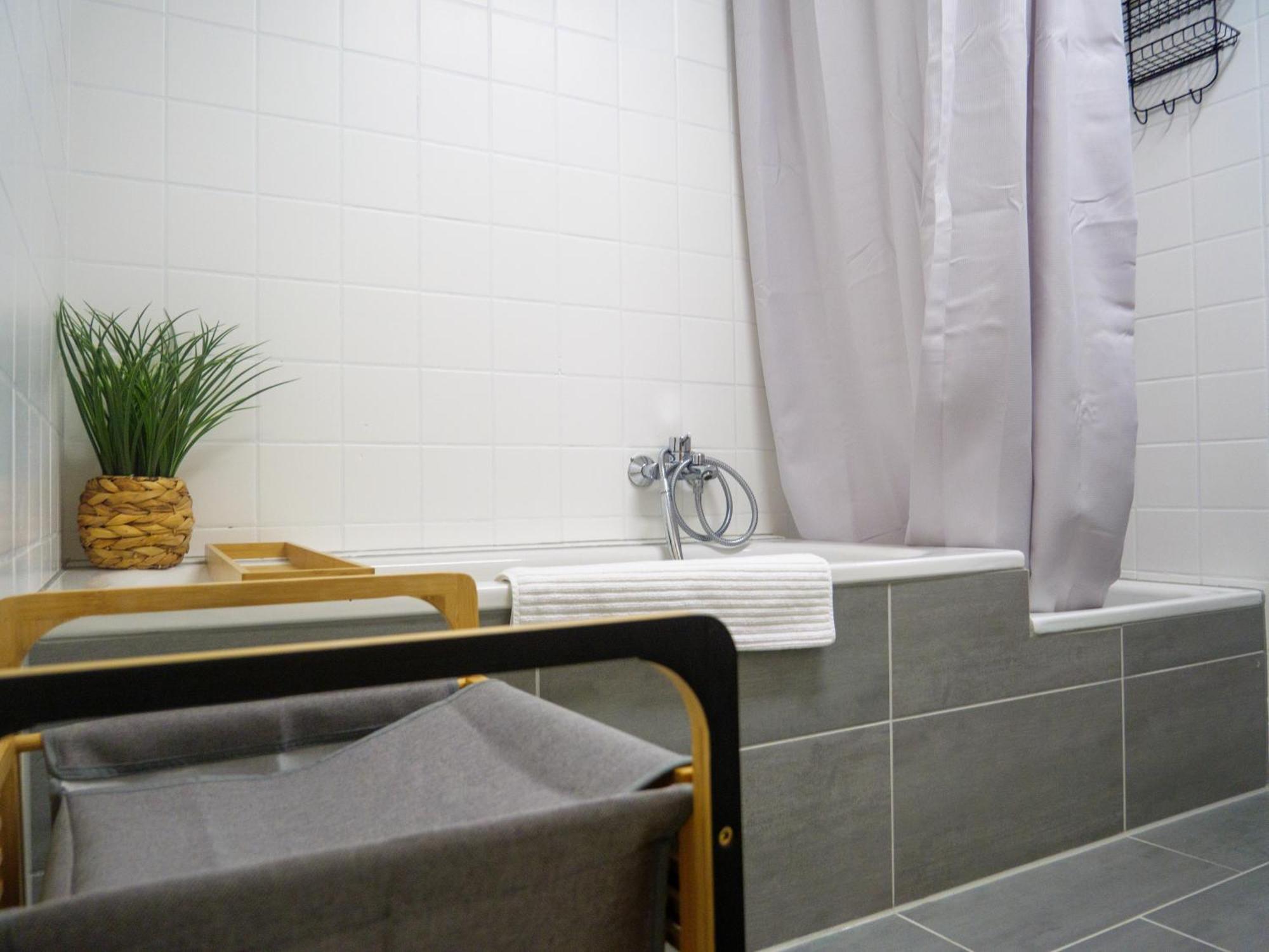 Amao-Brown I Exklusives City-Apartment I 85Qm I Privatparkplatz & Komfort I King-Size Bed Лар Екстериор снимка